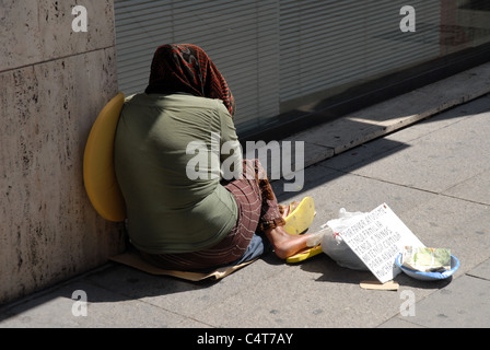 Donna seduta sul marciapiede con ciotola e segno, avenida de maisonnave, alicante, provincia di Alicante, Valencia, Spagna Foto Stock