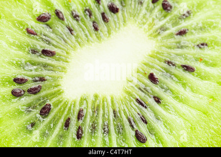 Succosa kiwi isolato su bianco Foto Stock