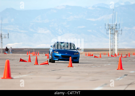 Denver, Colorado - un blu Mazda RX-8 in una gara di autocross a livello regionale Sports Car Club of America (SCCA) evento. Foto Stock