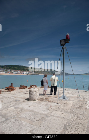 Ammirate la vista dal Cob a Lyme Regis sul Dorset Jurassic Coast Foto Stock
