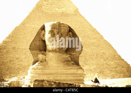 La Grande Sfinge e la piramide di Khepre sull'Altopiano di Giza, il Cairo, Egitto Foto Stock