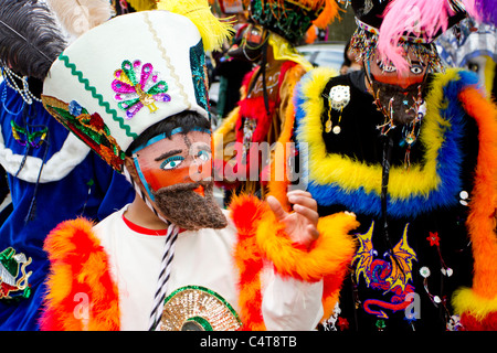Colorati personaggi in costume nel 2011 Cinco de Mayo parade di New York City Foto Stock