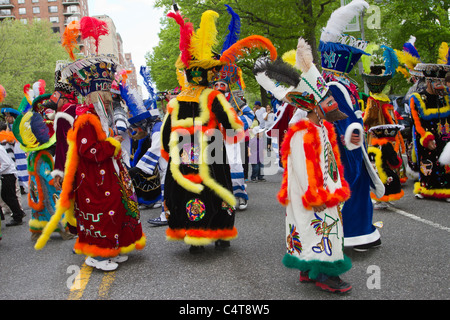 Personaggi in costume nel 2011 Cinco de Mayo parade di New York City Foto Stock