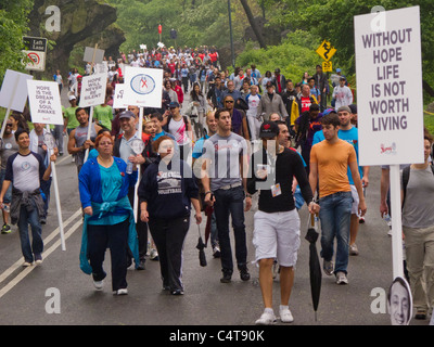 Nonostante la pioggia più di 40.000 newyorkesi hanno partecipato alla XXVI edizione AIDS A Piedi nel Parco Centrale di domenica 15 maggio, 2011 Foto Stock