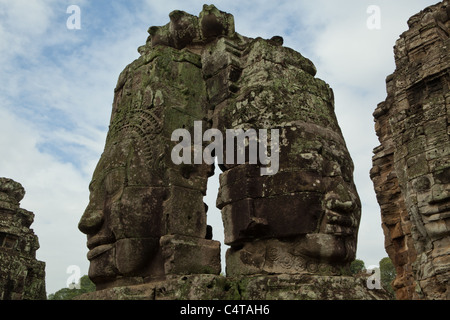 Bayon distintivo della funzione sono il gigante, pietra serena si affaccia sulle sue torri Foto Stock