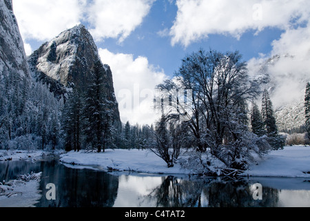 Ansa del Fiume Merced vicino a Cathedral Rocks, Yosemite inverno Foto Stock