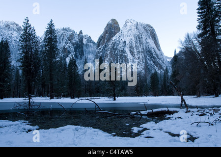 Cathedral Rocks con un gelido piscina di acqua nel Parco Nazionale di Yosemite Foto Stock