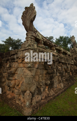 La terrazza del Lebbroso re fu costruito in stile Bayon. Le statue raffigurano il dio indù Yama, il dio della morte che è stata chiamata Foto Stock