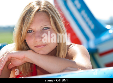 Donna appoggiata su aereo Foto Stock