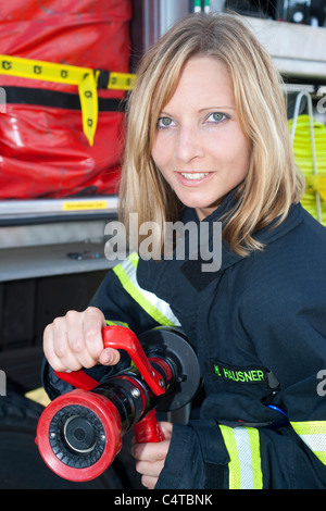 La donna pompiere Foto Stock