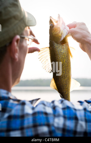 L'uomo la pesca, Missinipe, Otter Lake, Saskatchewan, Canada Foto Stock