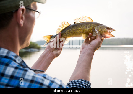 L'uomo la pesca, Missinipe, Otter Lake, Saskatchewan, Canada Foto Stock