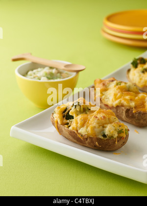 Patate al forno con broccoli e una ciotola di cibo per neonati Foto Stock