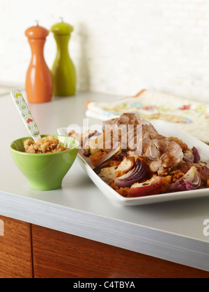 Arrosto di maiale e verdure arrosto con cibo per neonati Foto Stock