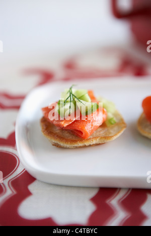 Mini pancake con salmone affumicato, cetriolo e aneto Foto Stock