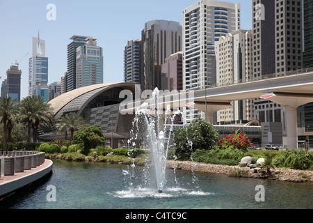 Fontana di fronte a una stazione della metropolitana a Sheikh Zayed Road a Dubai Foto Stock