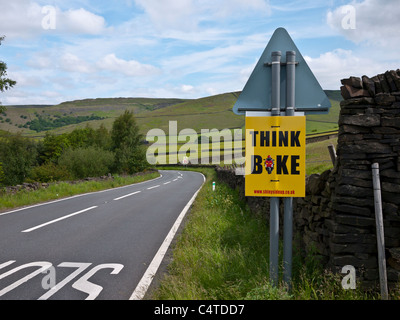 Moto segno di sensibilizzazione sulla A57 Snake pass, Glossop, Derbyshire, Engalnd, UK. Foto Stock