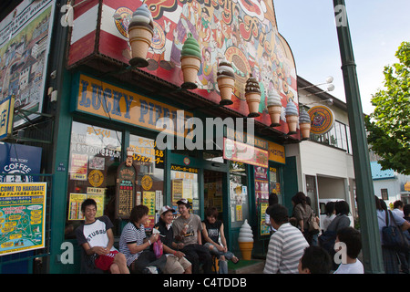 Un giovane giapponese persone appendere fuori il fortunato Pierrot burger shop in Hakodate, Hokkaido, Giappone Foto Stock