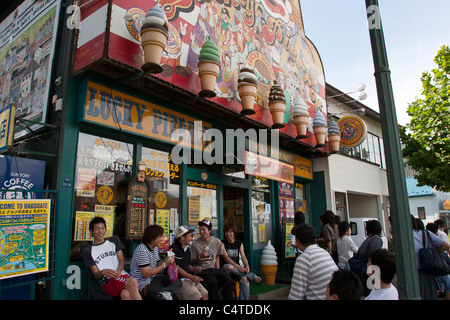 Un giovane giapponese persone appendere fuori il fortunato Pierrot burger shop in Hakodate, Hokkaido, Giappone Foto Stock