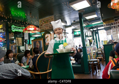 Una cameriera serve cibo al Lucky Pierrot burger shop in Hakodate, Hokkaido, Giappone. Foto Stock