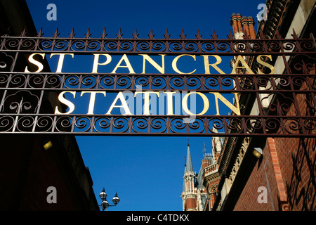 Vecchia entrata alla stazione di St Pancras (e St Pancras Renaissance Hotel), St Pancras, London, Regno Unito Foto Stock