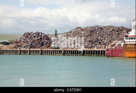 Rottami di metallo accatastati sul Quayside, Newhaven, East Sussex, Inghilterra Foto Stock