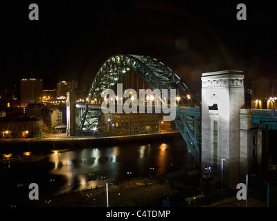 Tyne ponte che attraversa il fiume Tyne a unirsi a Gateshead e Newcastle, Regno Unito. Foto Stock