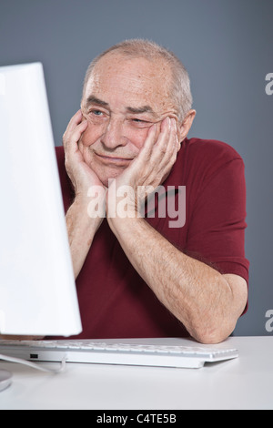 L'uomo tramite il computer Foto Stock