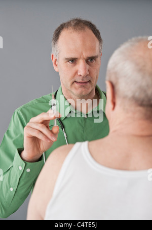 Il medico e il paziente Foto Stock