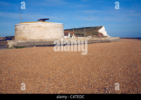 Martello Tower sulla spiaggia, Seaford, East Sussex, Inghilterra Foto Stock