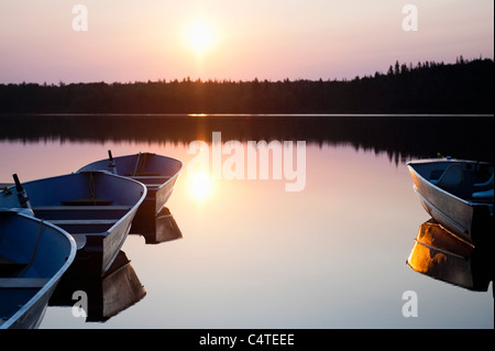 Barche da pesca sul lago lontra, Missinipe, Saskatchewan, Canada Foto Stock