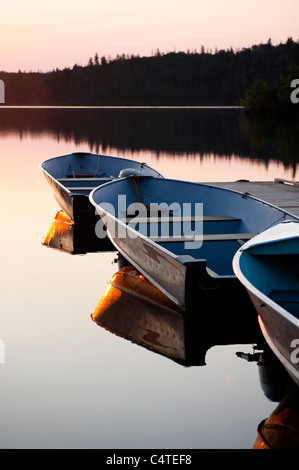 Barche da pesca sul lago lontra, Missinipe, Saskatchewan, Canada Foto Stock