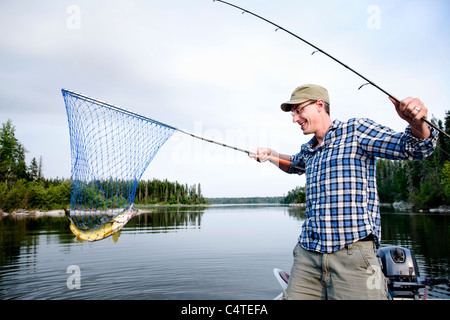 L'uomo la pesca, Otter Lake, Missinipe, Saskatchewan, Canada Foto Stock