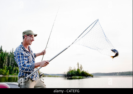 L'uomo la pesca, Otter Lake, Missinipe, Saskatchewan, Canada Foto Stock