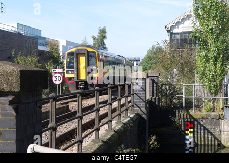 Una classe 158/159 dmu lasciando Lincolns centro città stazione. Foto Stock