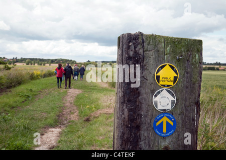 La gente camminare un sentiero di campagna, Orford, Suffolk REGNO UNITO Foto Stock