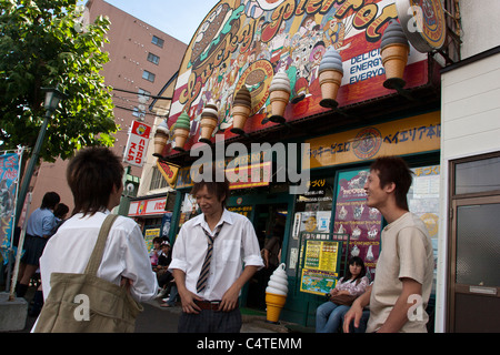 Un giovane giapponese persone appendere fuori il fortunato Pierrot burger shop in Hakodate, Hokkaido, Giappone. Foto Stock