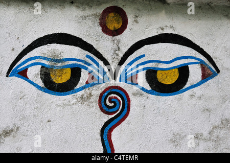 Gli occhi di Buddha su Stupa, Ngadi Bazar Village, Annapurna Area di Conservazione, Gandaki, Pashchimanchal, Nepal Foto Stock