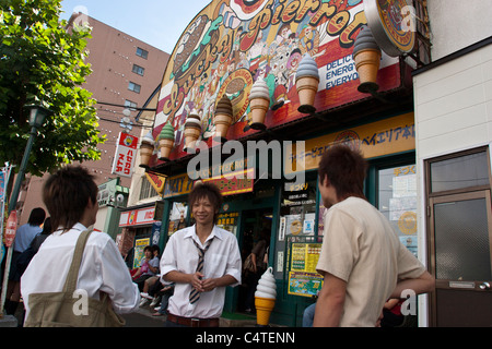 Un giovane giapponese persone appendere fuori il fortunato Pierrot burger shop in Hakodate, Hokkaido, Giappone. Foto Stock