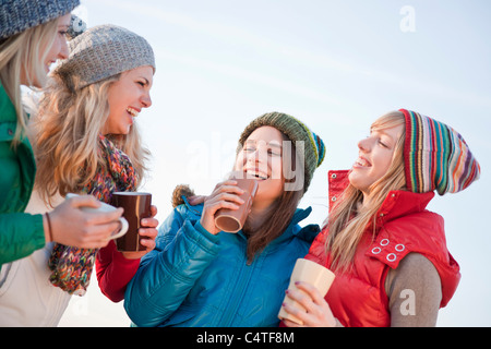Gli adolescenti a bere cioccolata calda Foto Stock