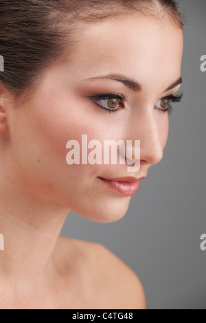 Giovane donna faccia con sottili compongono e eye lash extensions Foto Stock