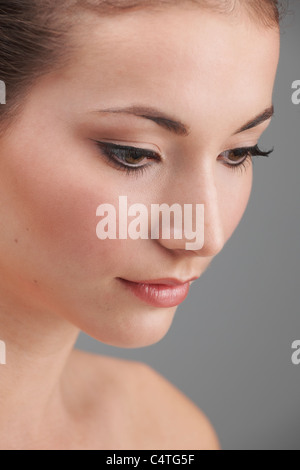 Giovane donna faccia con sottili compongono e eye lash extensions Foto Stock