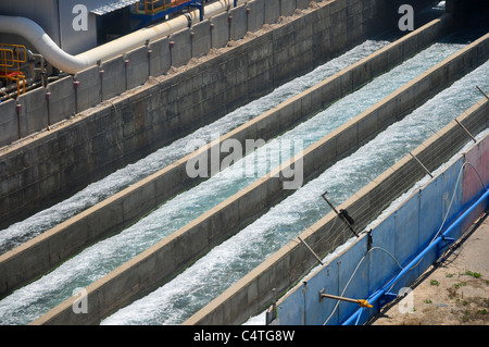 Impianto di dissalazione. Acqua di mare è guidato nella struttura per l'elaborazione. Foto Stock