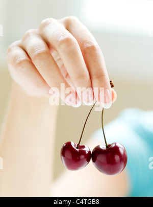 Ragazza con ciliegie Foto Stock