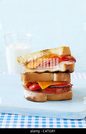 Formaggio alla griglia in sandwich con prosciutto, peperoni e pomodori Foto Stock