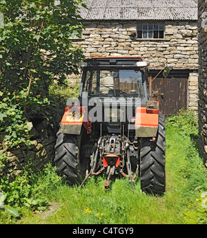 Un vecchio Ursus trattore in una fattoria in Muker, Swaledale, nello Yorkshire, Inghilterra Foto Stock