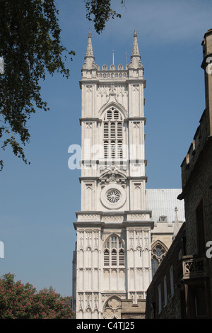 Vista insolita di Westminster Abbey a Deans Yard, i motivi della scuola di Westminster, Londra, Inghilterra. Foto Stock