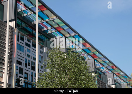 Dettaglio mostrante la colorata architettura della casa ufficio edificio su Marsham Street, Westminster, London. Foto Stock