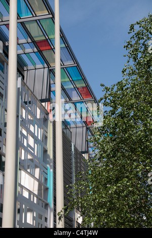 Dettaglio mostrante la colorata architettura della casa ufficio edificio su Marsham Street, Westminster, London. Foto Stock