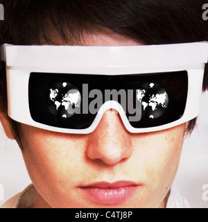 Indossare occhiali da sole con il grafico del pianeta terra Foto Stock